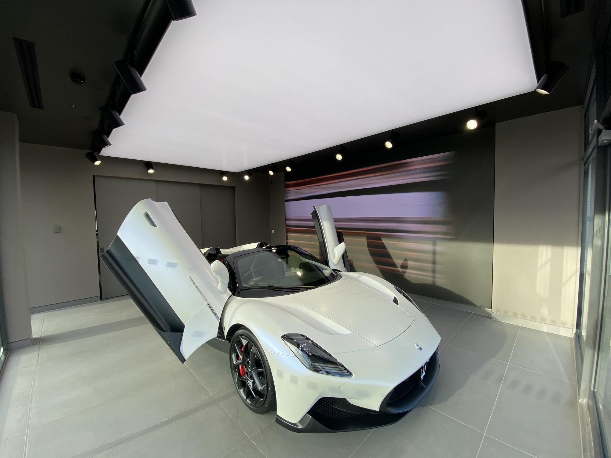 Car store with stretch fabric lightbox